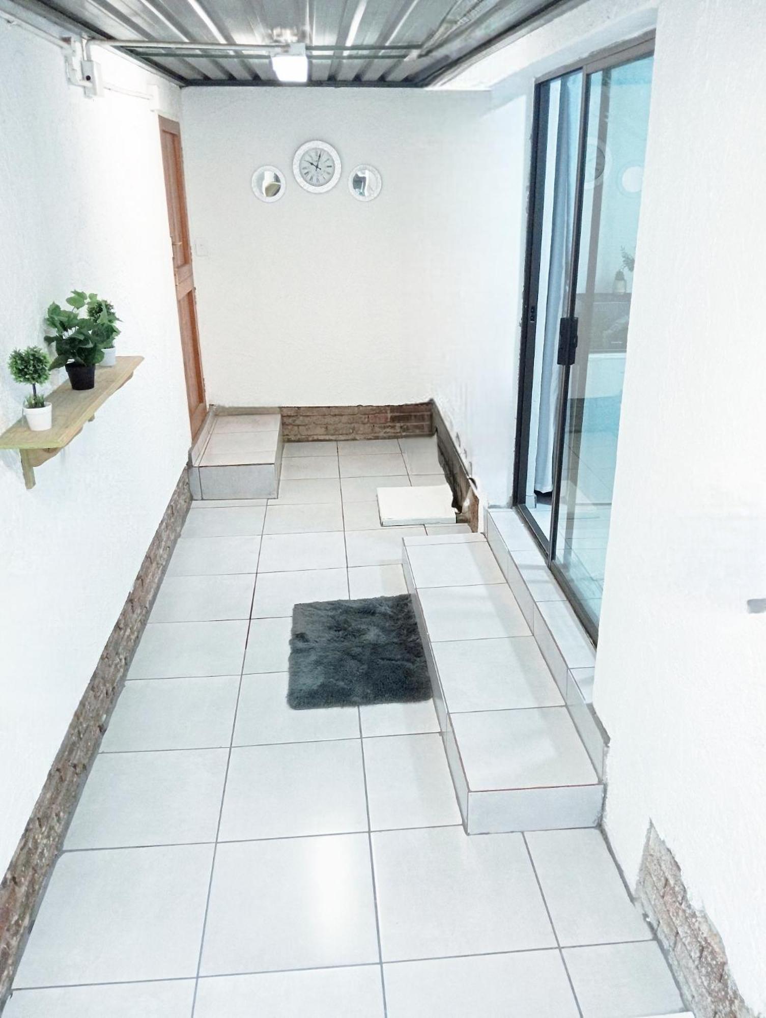 Апартаменты Be Our Guest Near Or Tambo International Airport Боксбург Экстерьер фото
